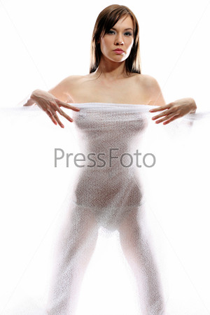Красивая голая женщина ставит прикрываясь руками, изолированных на белом фоне