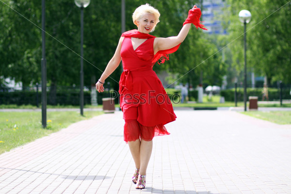 Русская мама в красном. Взрослая женщина в Красном платье. Пожилая женщина в Красном платье. Тетки в красных платьях. Взрослая женщина в Красном наряде.