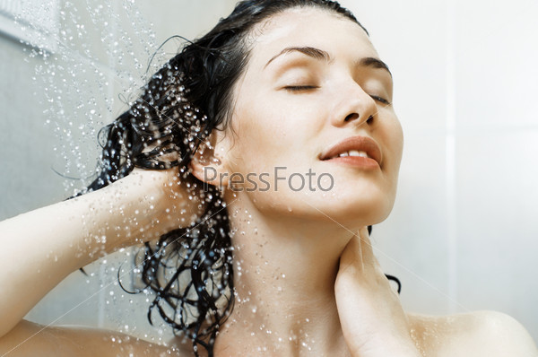 Фотография на тему Девушка принимает душ | PressFoto