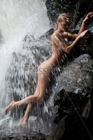 Голая девушка у водопада (61 фото)