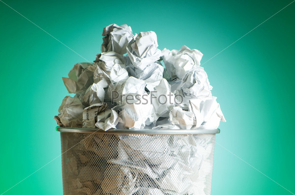 Фотография на тему Полная мусорная корзина для офиса | PressFoto