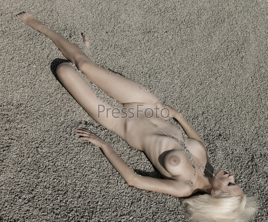 Голая блондинка лежит на животе (83 фото)