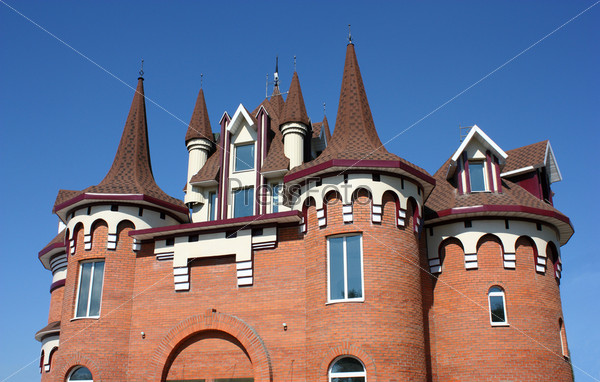 К панельному дому под Новосибирском пристроился средневековый замок из красного кирпича