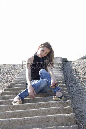 Страстная девушка дрочит на лестнице
