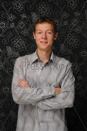 Фотография на тему Симпатичный молодой человек на темном фоне | PressFoto