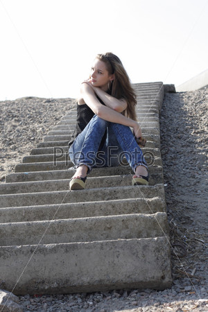 Страстная девушка дрочит на лестнице