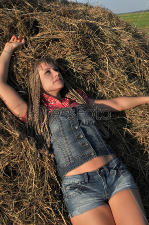 Девушка с косичками в поле