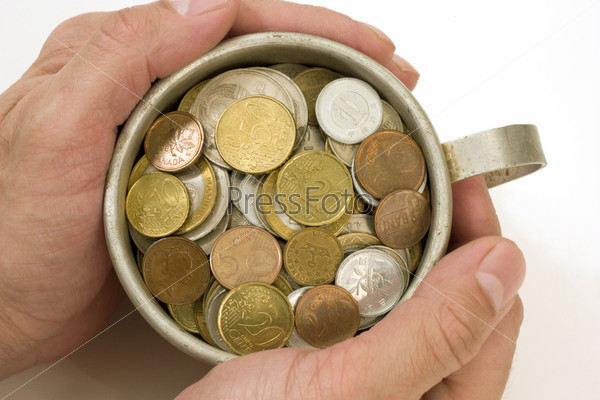Глиняная кружка с советскими монетами