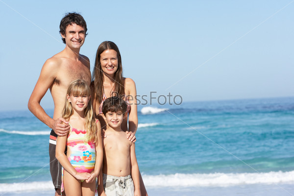 Фотография на тему Молодая семья, отдыхающая на пляже.
