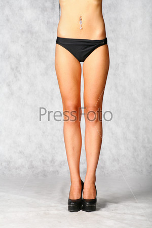 Фото Вид сзади женщины в повседневной одежде, смотрящей на ее ногу