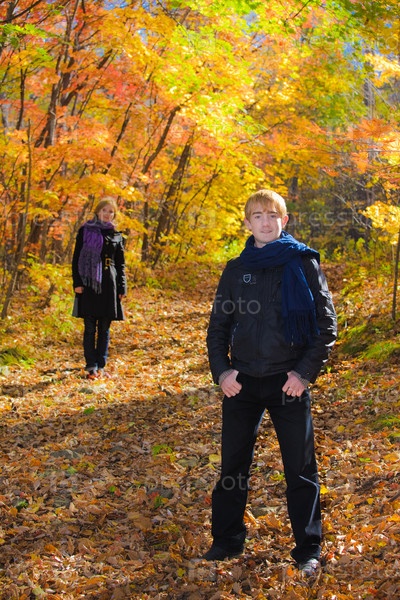 Лес парень и девушка Лес парень и девушка