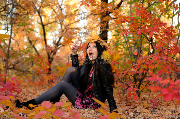 Брюнетка В Осеннем Лесу Фото