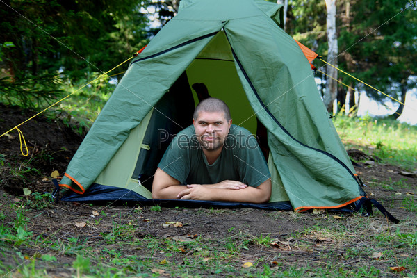 Мужчина в палатке