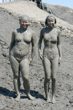 Лицо и руки женщины в грязи. грязевой скраб для здоровья.