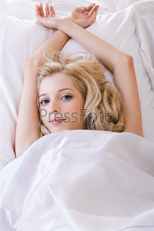 Блондинка на белой постели