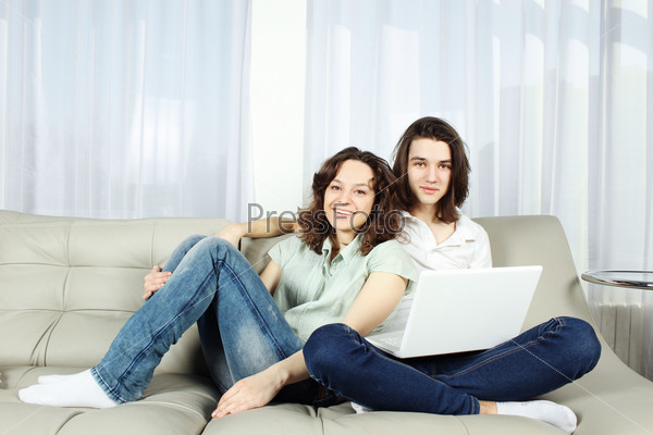 Семья на диване с ноутбуком