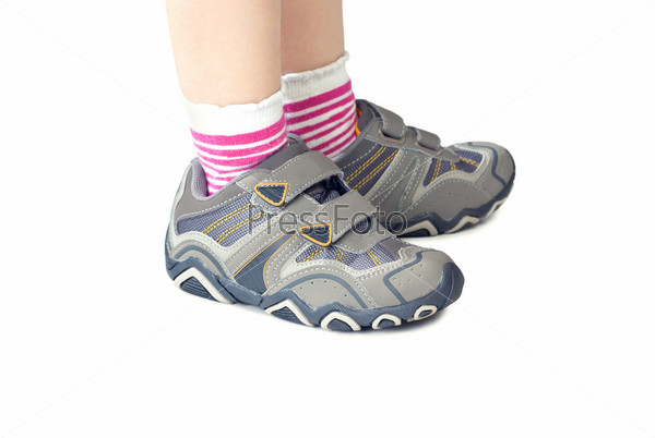 Фотография на тему Детские ноги в кроссовках. Изолированы на белом фоне