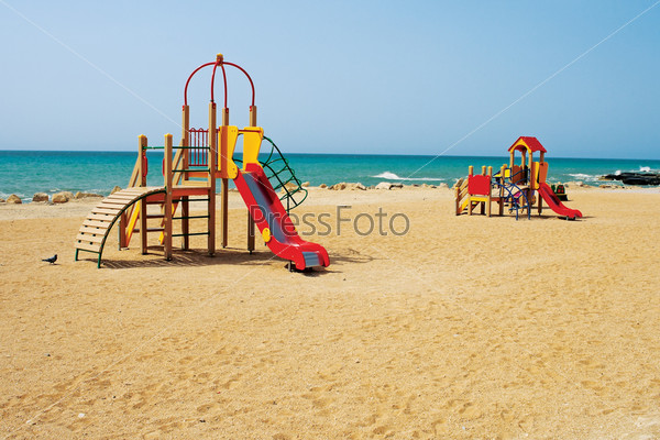 Фотография на тему Детская площадка на берегу моря | PressFoto