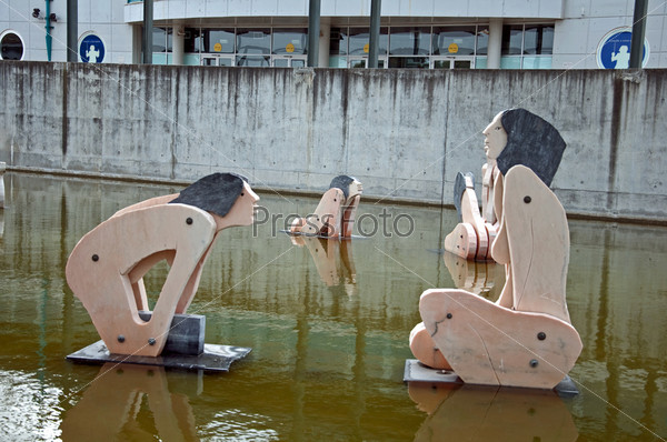 Голые подружки позируют в воде возле скал - порно фото