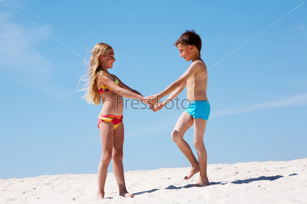 Мальчик И Девочка Голые На Пляже