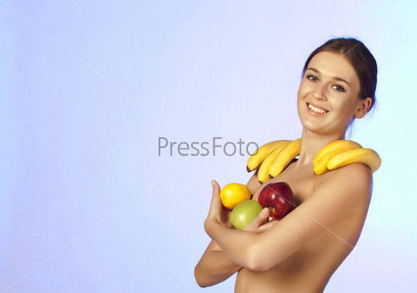 на столе голая девушка с фруктами