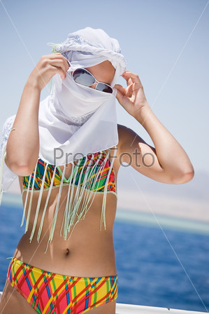 Девочка-подросток на пляже