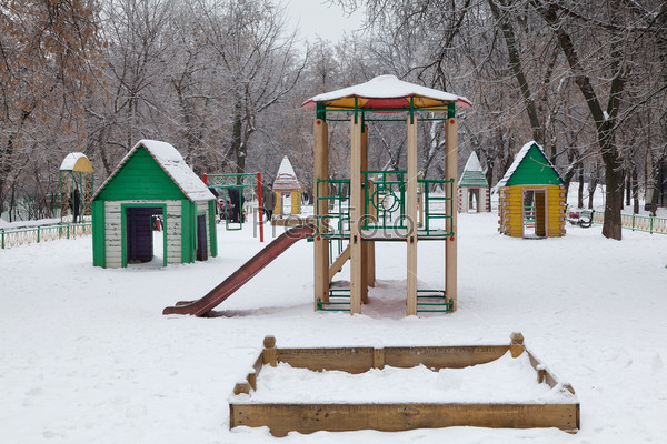 Стоковые фотографии Детская Площадка В Снегу премиум-класса