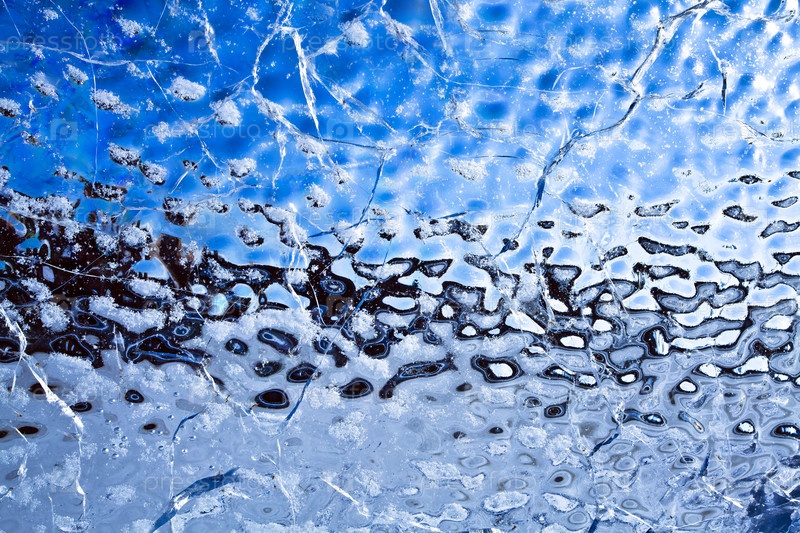 Всплеск воды. Размытые капли дождя. Картина художника поверхность льда выглядит как квадраты. Волны и лед. Капли на стекле.