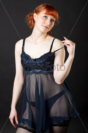 Жена позирует в черных чулках и кружевных трусиках - домашнее порно фото