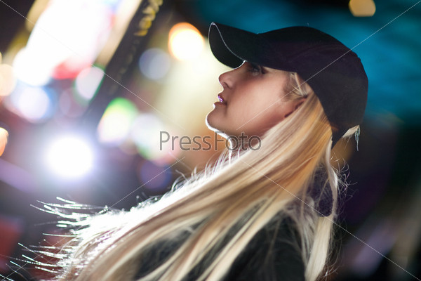 Фотография на тему Блондинка в кепке на вечерней улице города