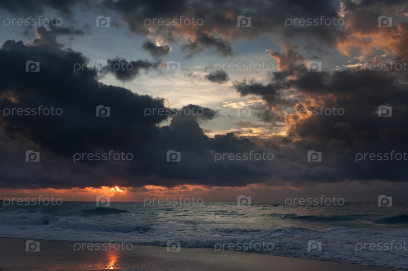 Фотография на тему Темные тучи на закате на морском пляже | PressFoto
