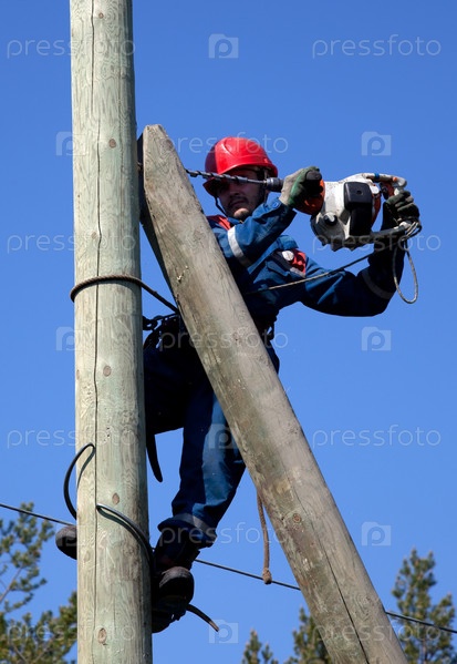 Фотография на тему Электромонтер на столбе | PressFoto