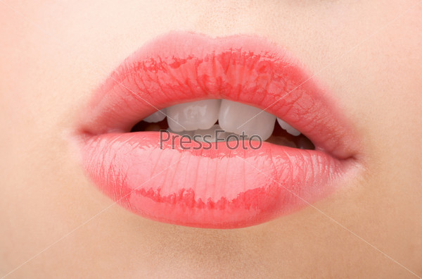 Крупным планом образ молодой Женщины губы и зубьев