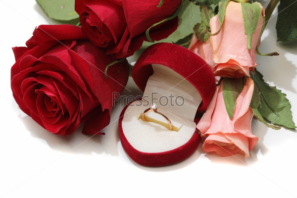 Фотография на тему Коробочка с кольцом и букет роз на белом фоне
