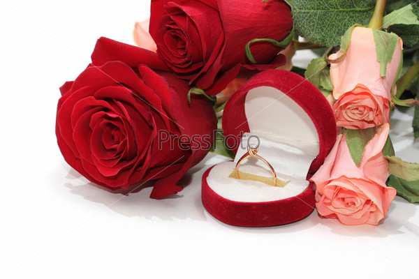 Фотография на тему Коробочка с кольцом и букет роз на белом фоне