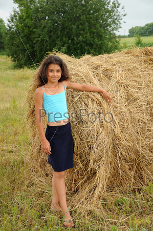 Девочка в стогу сена