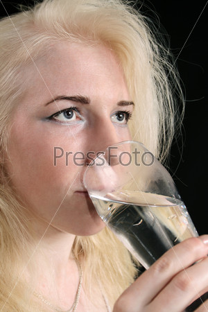 Сучка обожает вкус спермы и пьет ее из бокала