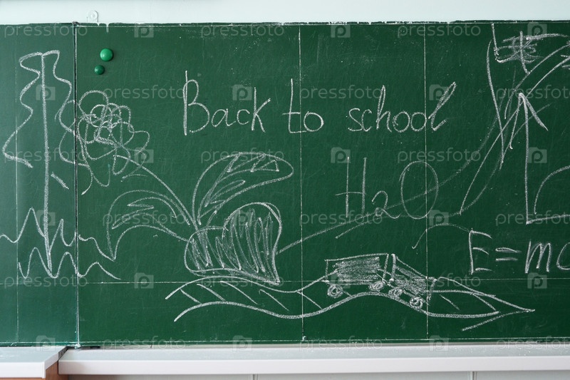 Фотография на тему Надпись Back To School, рисунки и формулы на зеленой ...
