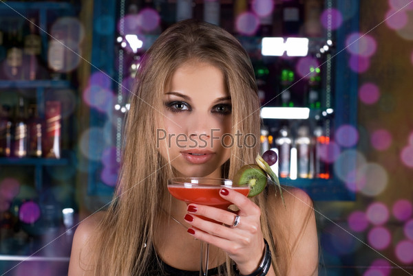 Девушка с коктейлем