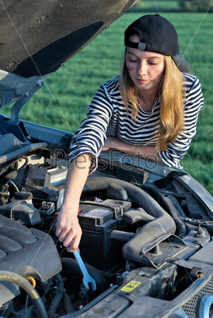 Автослесарь в юбке: может ли девушка чинить автомобили?