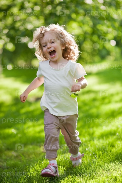 Милая Девчушка На Природе