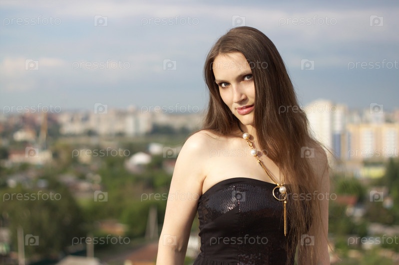 девушка с роскошными длинными волосами на улице города