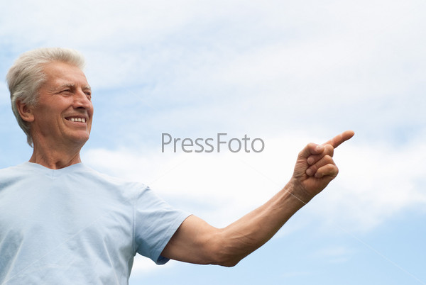 Фотография на тему Пожилой мужчина указывает рукой на что-то 