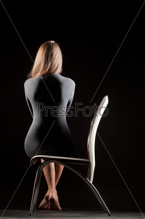 Сидящая обнаженная спиной (56 фото)