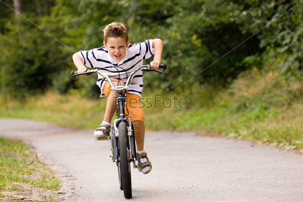 Мальчик на велосипеде — раскраска