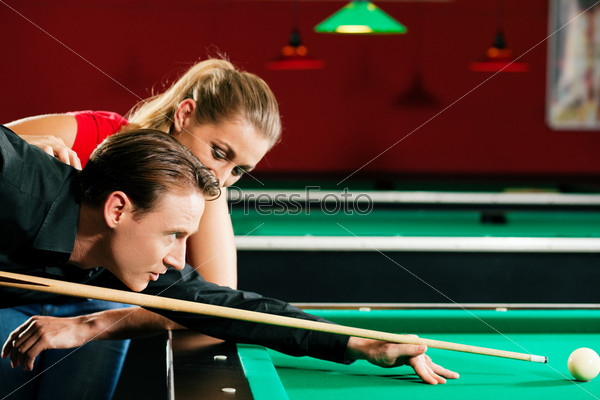 Девушка в очках сидит на бильярдном столе в клубе | Премиум Фото