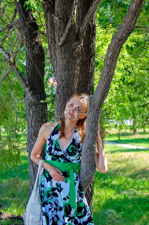Фото Девушка гуляет парку, более 98 качественных бесплатных стоковых фото