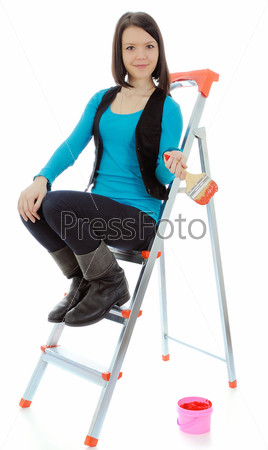 Фото Женщина сидит на стремянке и держит голову