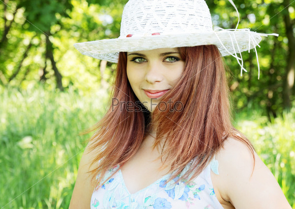 41685 Девушка София модель красавица рыжая шапка панамка вязание вязаная шляпка шляпа пляж Mexx