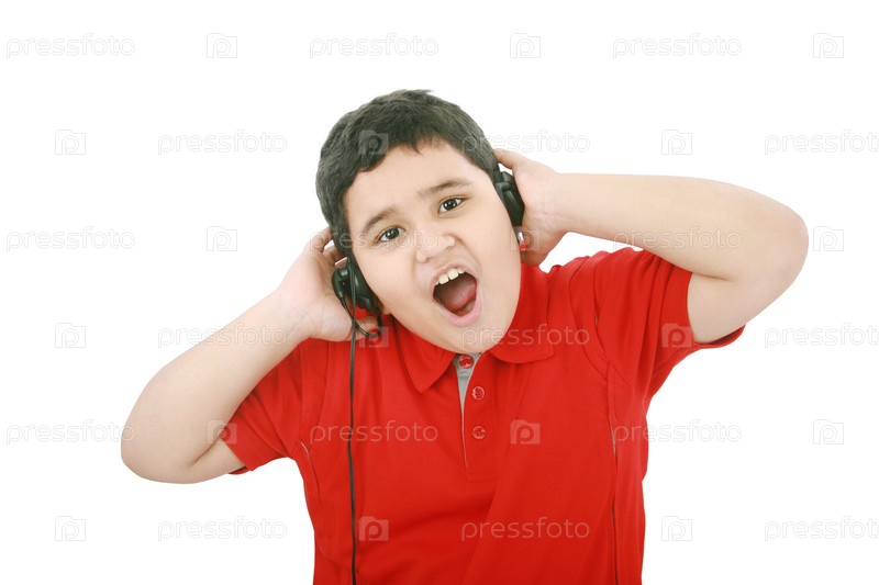 Песни которые слушают мальчики. Boy listening to music. Мальчик в наушниках фото. Ребенок в больших наушниках. Мальчик в наушниках.